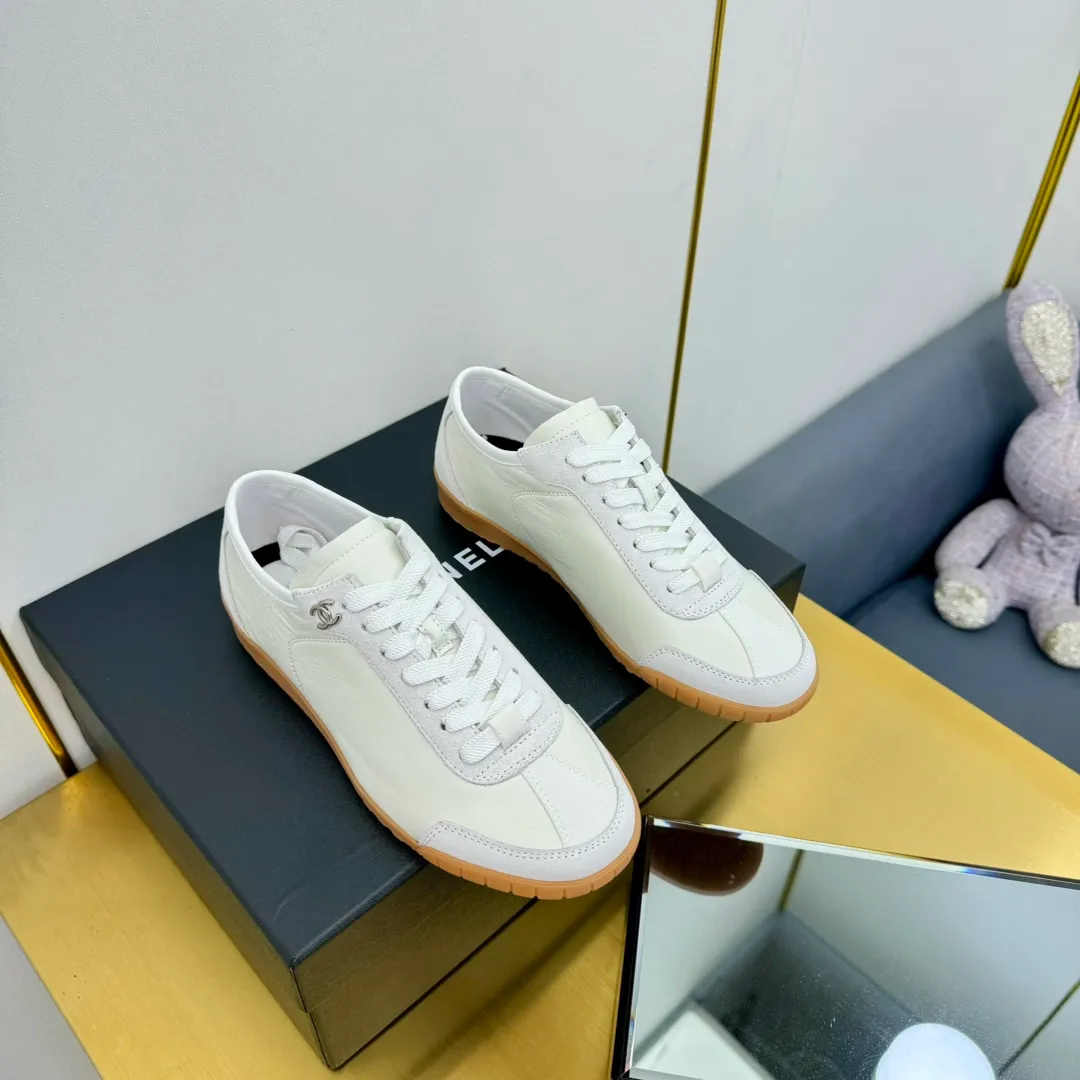 👟👟Ex-factory price 540👟👟 Top version, no objection will be accepted! ! ! Chanel Chanel - 2024 counter top casual panda shoes sneakers. This classic design; the upper is electro-embroidered with a variety of craftsmanship; the outsole is fashionable and sporty; the extraordinary inclusion of a variety of color matching elements... The diversified mix and match is very beautiful and versatile, casual, fashionable, sports and outdoor can be taken into account... ꫛꫀꪝ Go➫ Material: ❶Upper made of: original imported mercerized velvet + double-layer breathable mesh ❷Inner use: Original imported breathable mesh ❸ Outsole based on: Original TPU combination outsole Special counter boutique packaging complete set for women 35–41